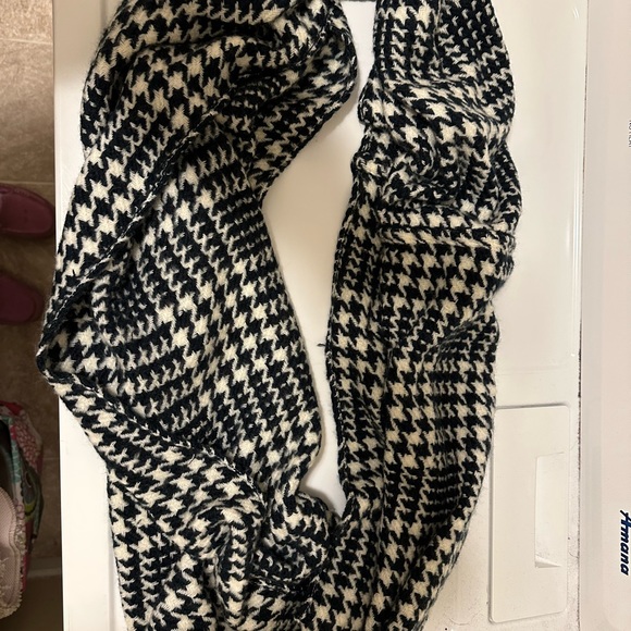 Houndstooth pattern Scarf - Picture 2 of 2